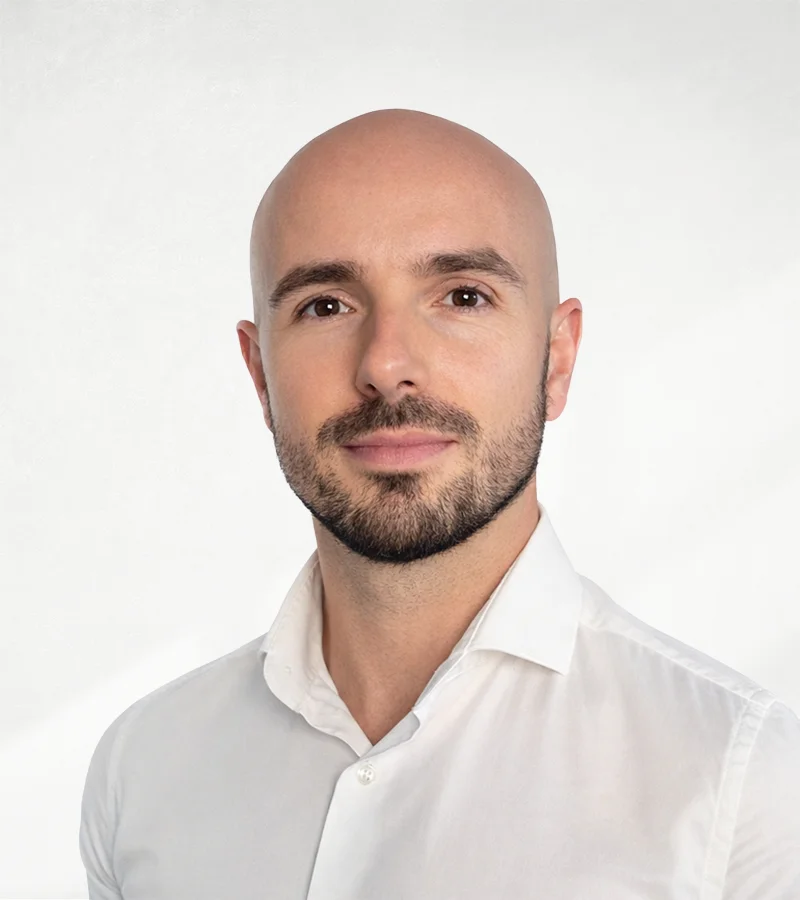Halat medical alb în lumină naturală